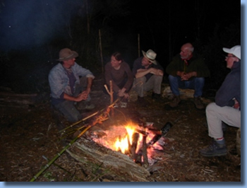 Lagerfeuer am Abend auf Reiten in den Anden in Chile, Südamerika